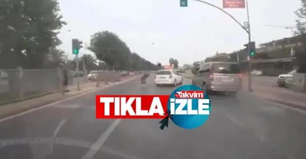 Kartal'da feci kaza: Kırmızı ışıkta geçen yayalara çarptı! Kaza anı kamerada