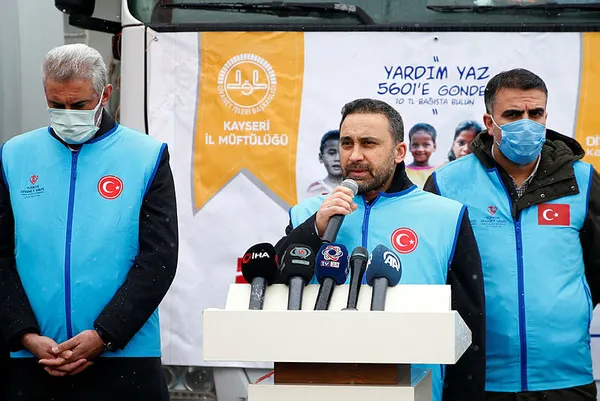 kayseriden-suriyedeki-savas-magdurlarina-30-milyon-liralik-3-tir-yardim-malzemesi-gonderildi-1643975964842.jpg Kayseri'den Suriye'deki savaş mağdurlarına 30 milyon liralık 3 tır yardım malzemesi gönderildi-2