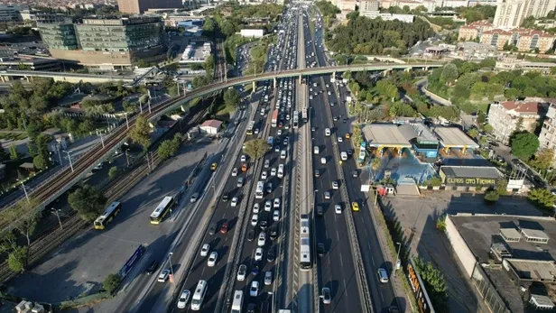 milyonlarca-ogrenci-icin-ders-zili-bugun-caliyor-yola-cikacaklar-aman-dikkat-1694411824629.jpeg Milyonlarca öğrenci için zil çaldı! İstanbul'da trafik çilesi başladı-9