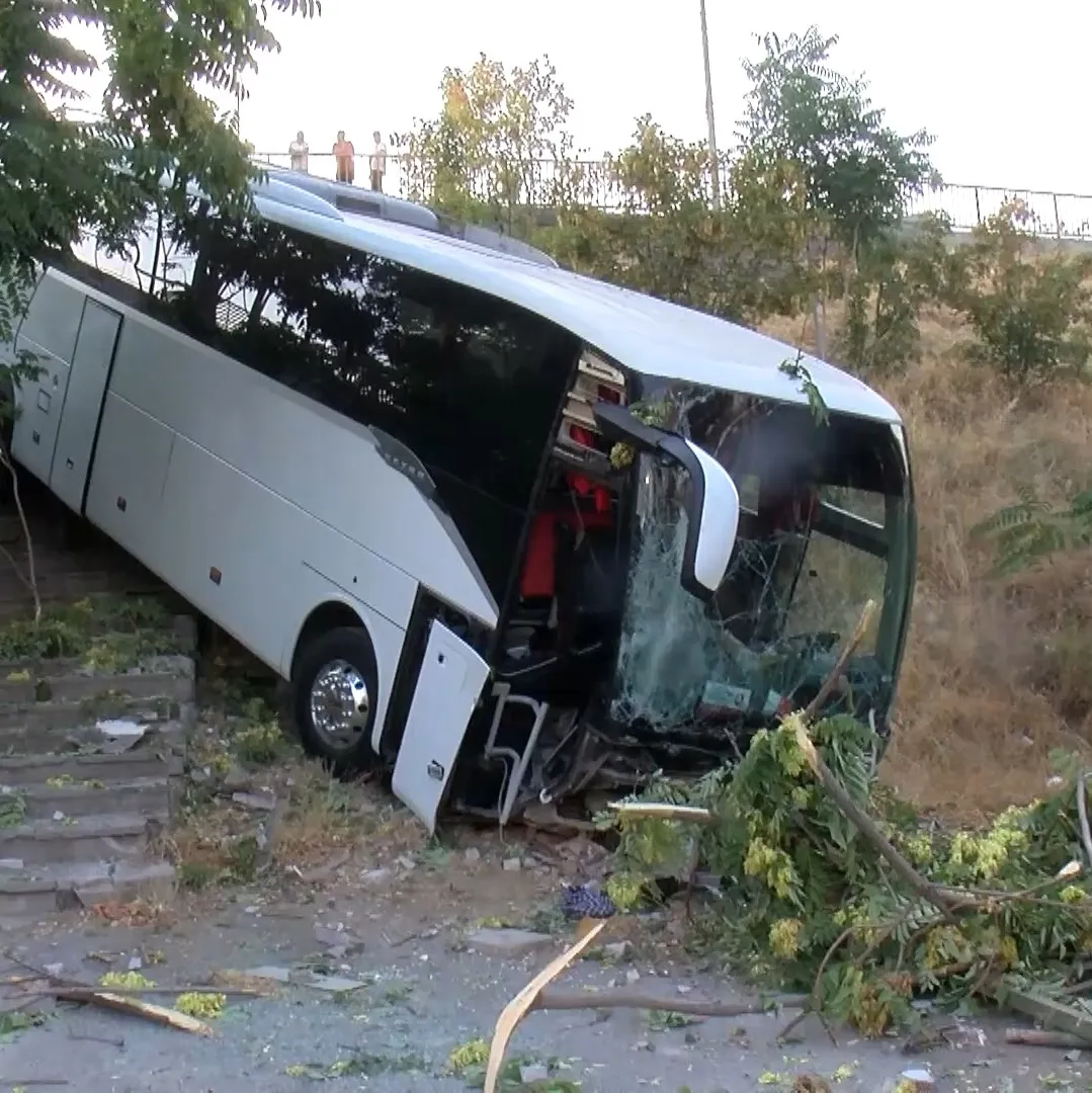 Servis otobüsü şarampole yuvarlandı