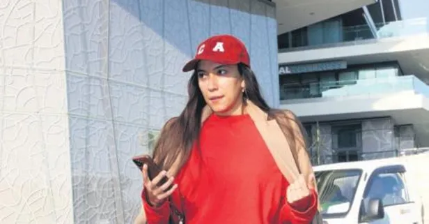 Çağatay Ulusoy'un sevgilisi Duygu Sarışın aşkını tarzına da yansıttı! Şapka detayı dikkat çekti...