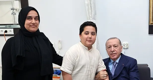 Başkan'dan moral ziyareti! Minik hastayla neşeli anlar | Güldüren Galatasaray-Fenerbahçe sohbeti