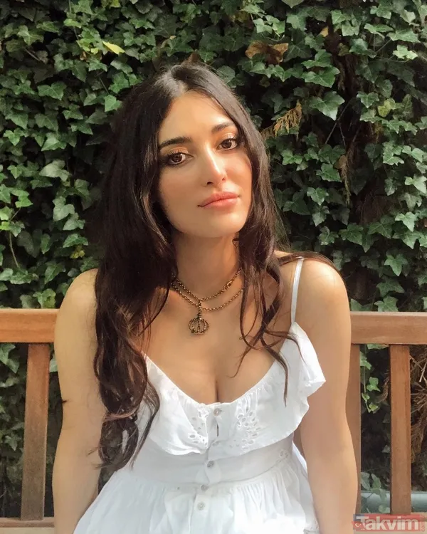 Melike İpek Yalova iddialı pozuyla sosyal medyayı salladı! Deri eteği ve dekolteli büstiyeri ile boy gösterdi herkes onu konuştu - 2