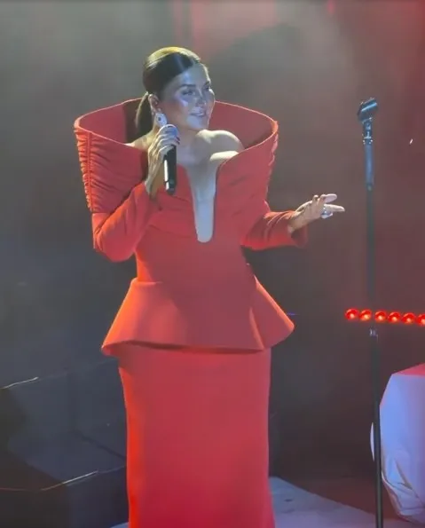 sibel-canin-sahne-kiyafeti-sosyal-medyayi-ikiye-boldu-1787146135482.jpg Kıyafeti olay oldu: Sibel Can’ın kombinine ince belli çay bardağı benzetmesi!-4