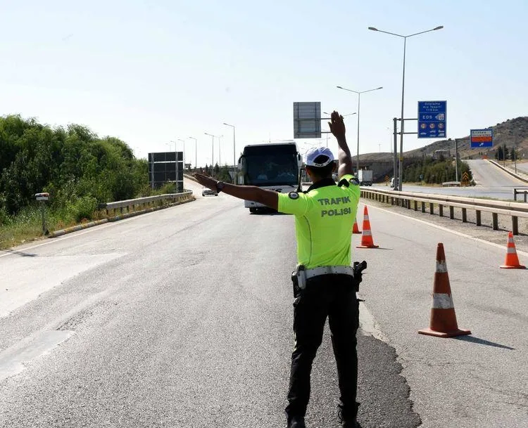 yola-cikacaklar-dikkat-bayram-tedbirleri-belli-oldu-kac-polis-gorev-basinda-olacak-1743079172812.jpeg Ağır tonajlı araçlara sınırlama getirildi (Fotoğraf: Takvim.com.tr Arşiv)