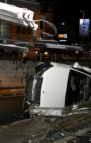 Beyoğlu'nda feci kaza! Otomobil takla attı: 3 yaralı