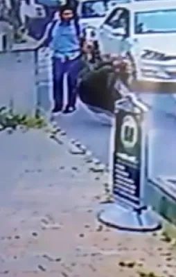 Başörtülü kadına alçak saldırı
