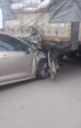 Ordu'da otomobil tıra saplandı