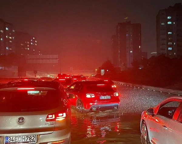 meteorolojiden-istanbul-icin-pes-pese-kuvvetli-saganak-uyarisi-sel-yildirim-su-baskini-1693940095932.jpeg İstanbul'da sel 2 can aldı! Felaketin boyutu gün ağarınca ortaya çıktı: Hasar tespit çalışmaları başladı | Dakika dakika yaşananlar-15