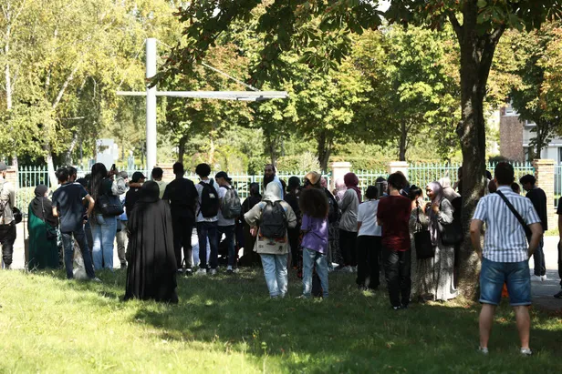 fransada-abaya-yasagina-karsi-gosteri-elbise-secmek-sizin-isiniz-degil-1694239867805.jpg Fransa’da abaya yasağına karşı gösteri! Elbise seçmek sizin işiniz değil-3