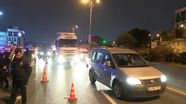 Bayrampaşa'da otomobilin çarptığı sebze yüklü kamyon devrildi: Yaralılar var-5