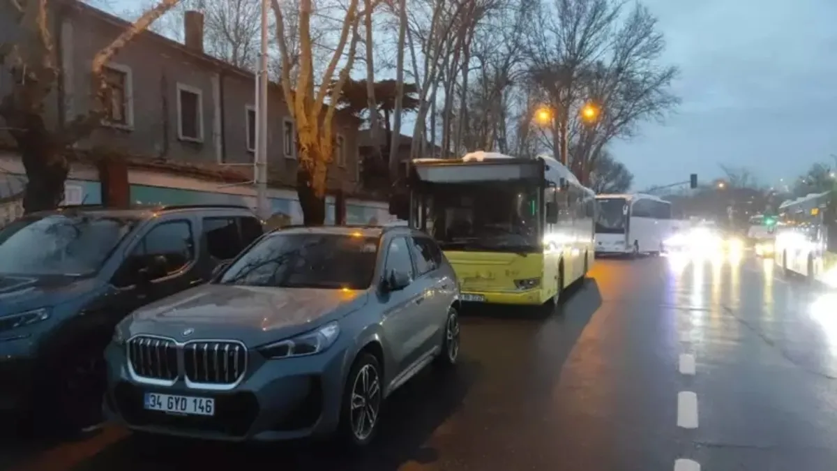Şişli'de İETT otomobile çarptı: 2 yaralı