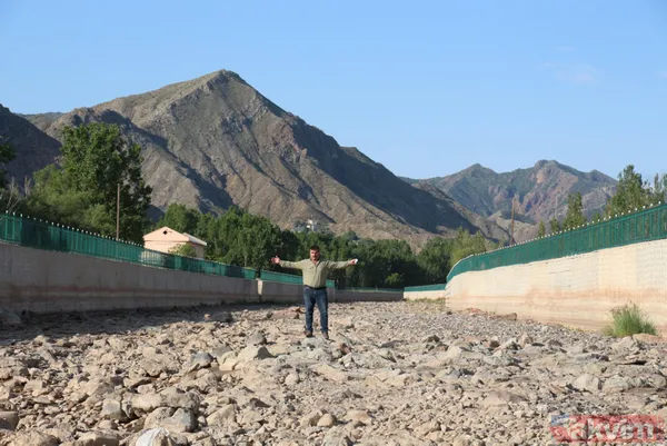 İlk defa oldu! Çoruh Nehri'ni besleyen Oltu Çayı baharde debisinin artması gerekirken kurudu - 1