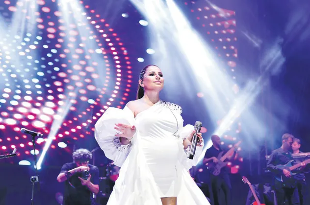 İkinci bebeğine sekiz aylık hamile olan Merve Özbey Kuruçeşme’yi salladı!