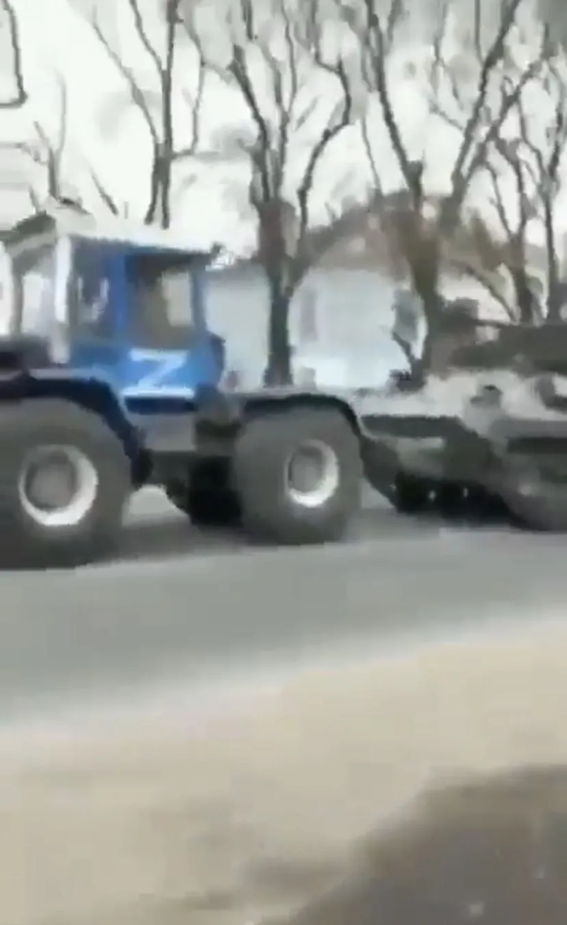 Ukraynalılar traktörle tankı çaldılar