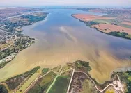 Küçükçekmece Gölünde suyun rengi siyahlaştı: Vatandaşlar CHPli İBBye isyan etti