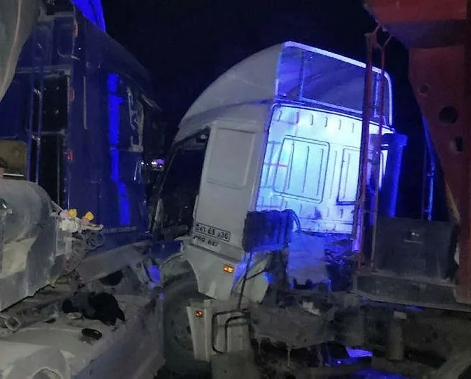 Feci kaza! 2 tır birbirine girdi