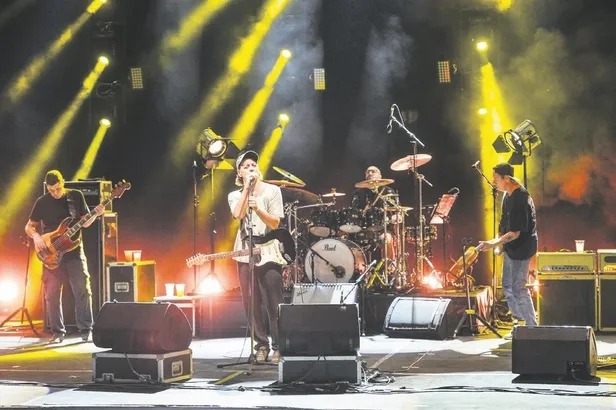 Güzel oyuncu Alina Boz ve Umut Evirgen'den mutluluk pozu: Eleştirilere kulak tıkayıp aşklarına tam gaz devam ediyorlar!-6