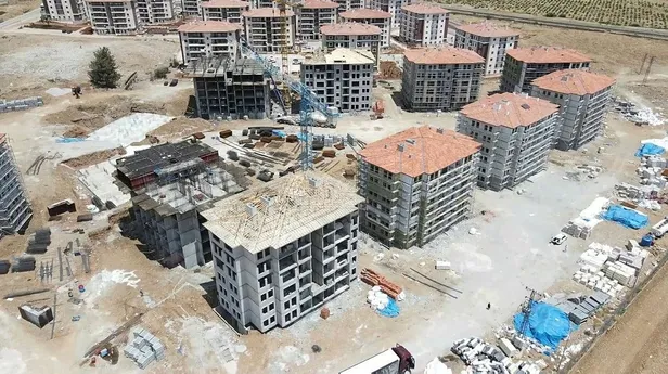 6 Şubat depreminden etkilenen Hatay'da bayram tatilinin ardından iş makinası sesleri yankılanmaya başladı-11