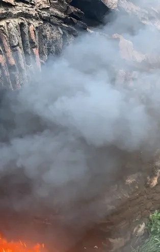 Tinerciler Bursa'nın tarihi surlarını yaktı