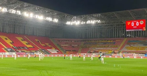Pierre Webo’ya yapılan ırkçılık Göztepe - Alanyaspor maçında protesto edildi: 10 saniye hareketsiz kaldılar