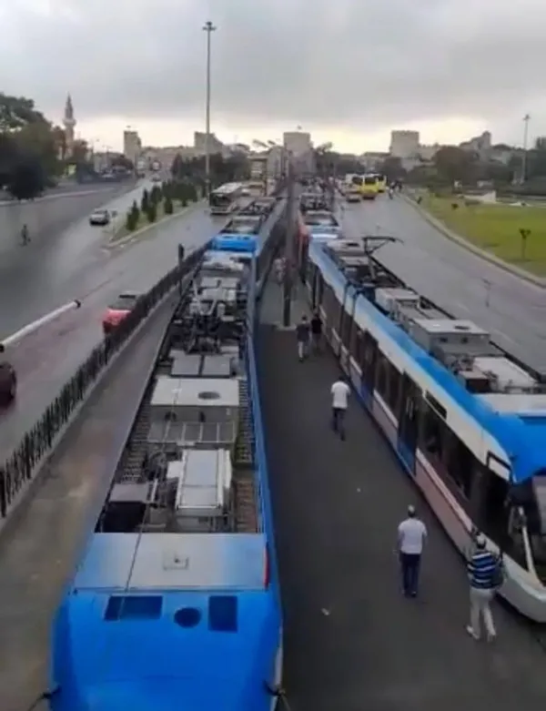 istanbulda-ulasim-kabusu-once-tramvay-bozuldu-sonra-otobusun-kapisi-dustu-1630333670971.jpg