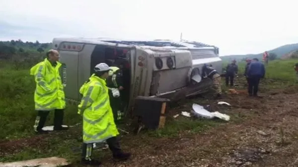 Erzincan'da midibüs devrildi: 1 ölü, 13 yaralı-1