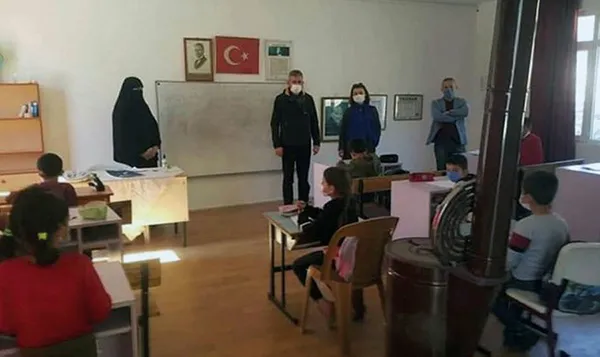 finikede-imam-esinin-carsafli-derse-girmesine-iliskin-sorusturma-acildi-1615664687241.jpg Finike'de imam eşinin çarşaflı derse girmesi bazılarını rahatsız etti! Soruşturma açıldı!-2