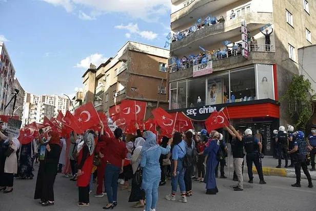 sirnakta-evlatlari-pkk-tarafindan-kacirilan-aileler-hdp-binasi-onunde-eylem-yapti-1601572409397.jpeg