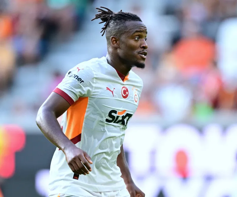 Galatasaray'ın yıldızı İngiltere'ye uçtu! Ada basını görüşeceği takımları yazdı - 5