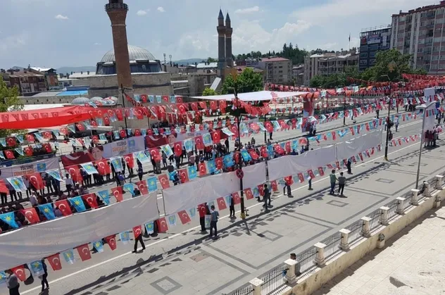 Meral Akşener Sivas'ta da rezil oldu