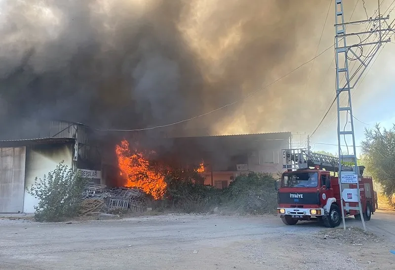 Antalya Muratpaşa’da korkutan yangın: Ev ve bitişik depoda alevler yükseldi, ekipler müdahalede-2