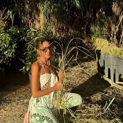 Sinem Kobal’dan ilgi toplayan 2025’e veda paylaşımı! Romantik pozları gündem oldu