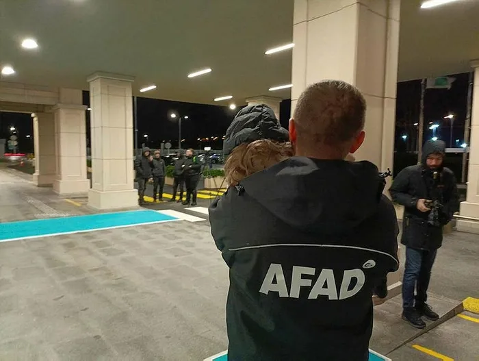 turkiye-vatandaslarinin-yaninda-gazzeden-misira-tahliye-edilen-130-kisilik-kafile-istanbula-indi-1701743354108.jpeg Türkiye vatandaşlarının yanında! Gazze'den Mısır'a tahliye edilen 130 kişilik kafile, İstanbul'a indi-3