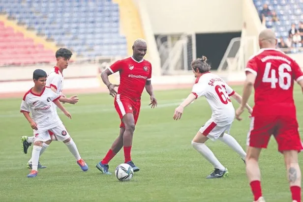 turk-futbolu-omuz-omuza-mersinde-depremzede-cocuklar-icin-gosteri-maci-duzenlendi-1683760772719.jpeg Türk futbolu omuz omuza! Mersin’de depremzede çocuklar için gösteri maçı düzenlendi-2