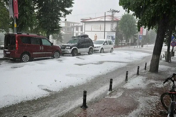 Kastamonu’ya 15 dakika süren dolu yağışı kenti beyaza bürüdü-5