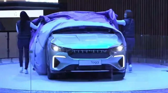 turkiyenin-yerli-ve-milli-otomobili-toggun-yeni-modeli-gorucuye-cikti-iste-ilk-goruntuler-1704828440027.jpeg İşte T10F'den ilk görüntüler | Türkiye'nin yerli ve milli otomobili Togg dünya sahnesinde! Yeni modelin özellikleri neler? Ne zaman yollarda olacak?-2