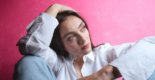 Merve Dizdar siyahlar içinde bacak dekoltesi verdi! Sandalyesine yayılıp sosyal medyayı salladı! Masumlar Apartmanı’nın Gülben’iydi...