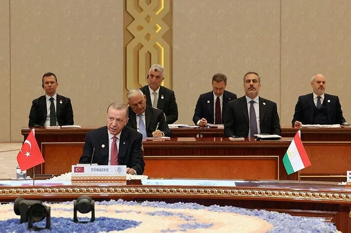 Başkan Erdoğan'dan Ekonomik İşbirliği Teşkilatı Zirvesi'nde İslam alemine Gazze çağrısı: Müslümanlar olarak birliğimiz güçlendirmeliyiz-5