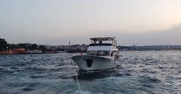 İstanbul Boğazı'nda hareketli anlar! İçinde 12 kişinin olduğu tekne sürüklendi! Kıyı Emniyet'ten açıklama