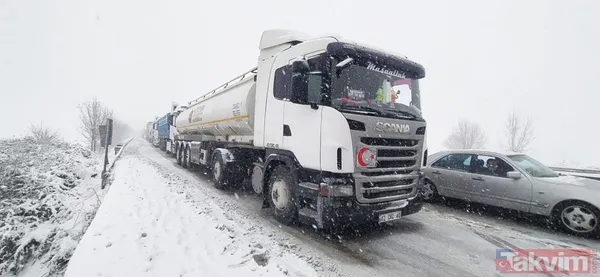 SON DAKİKA: Kar sonrası kaza trafiği kilitledi! Bursa-İzmir yolunda 10 kilometrelik araç kuyruğu - 5