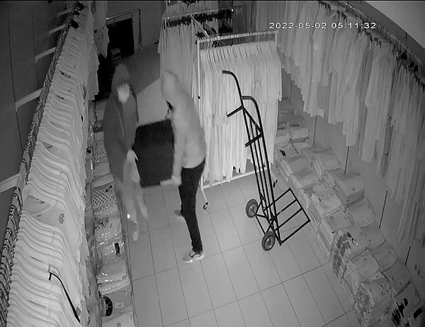 Fatih’te 11 milyonluk soygun! Çelik kasayı böyle götürdüler