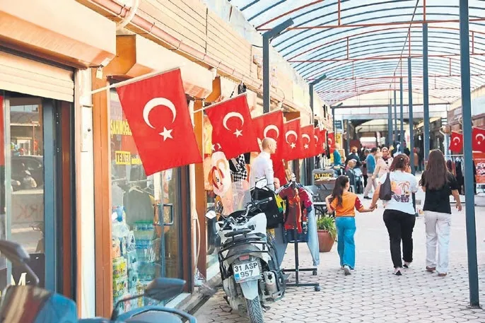hatay-ayaga-kalkti-uzun-carsida-bayram-coskusu-geri-dondu-1773871915147.jpeg Hatay ayağa kalktı! Uzun Çarşı’da bayram coşkusu geri döndü-2