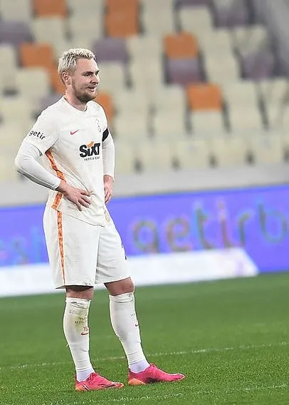 nelsson-koptu-gidiyor-galatasaray-ile-resmi-gorusmeler-basliyor-1659961372378.jpg Nelsson koptu gidiyor! Galatasaray ile resmi görüşmeler başlıyor-5