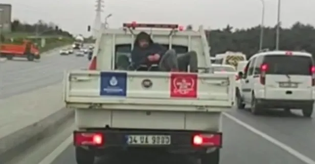 İBB'nin hizmet aracında şok görüntü! Yol güvenliğini hiçe saydılar