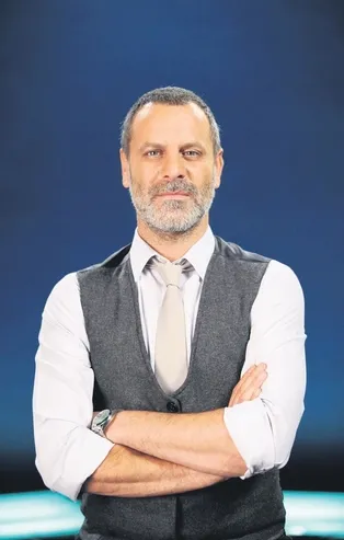 Dayak skandalıyla gündeme gelen Ozan Güven evinin merdivenlerinden yuvarlandı