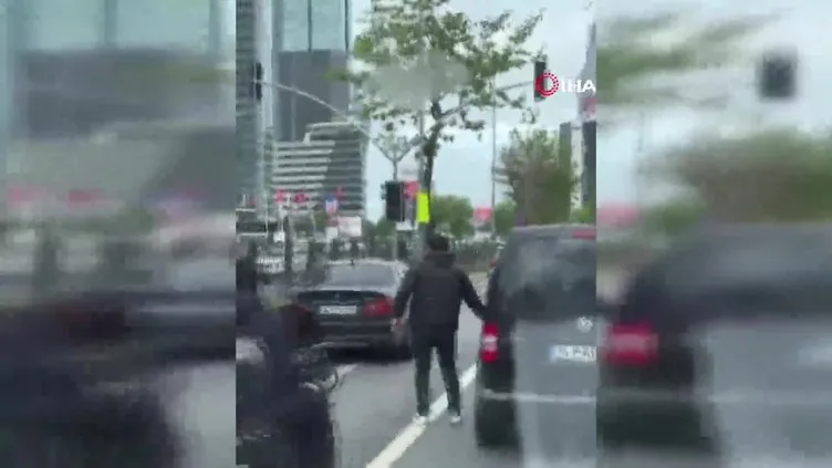 Yer: İstanbul... Trafikte tartıştığı sürücünün dikiz aynasını levyeyle kırdı: O anlar kamerada