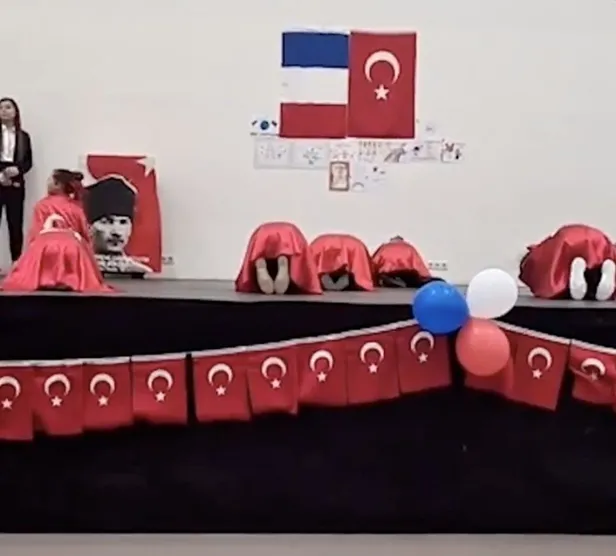 1652187334820.jpeg Fransa'da tepki çeken 23 Nisan kutlaması! Çocuklar Atatürk'e secde etti - 2