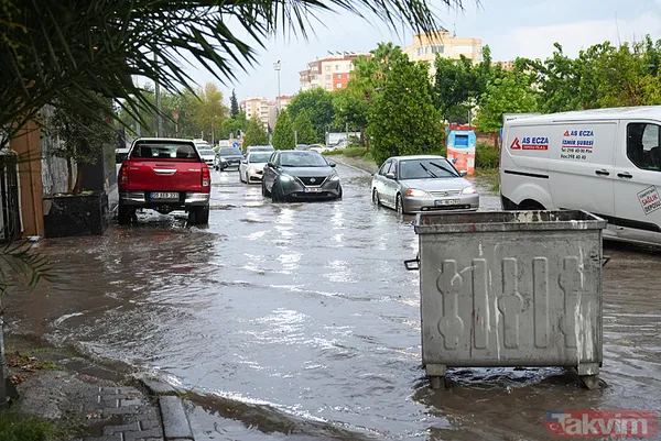İzmir'de kent merkezi sularla doldu: Ağaçlar devrildi, araçlar gidemedi | Sokakta 2 kişi elektrik akımına kapılarak hayatını kaybetti - 3