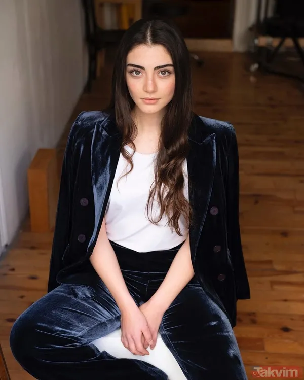 Oyunculuğu Kadar Güzelliğiyle De Dikkat Çeken Törer, En Doğal Halini Takipçilerinin Beğenisine Sundu.